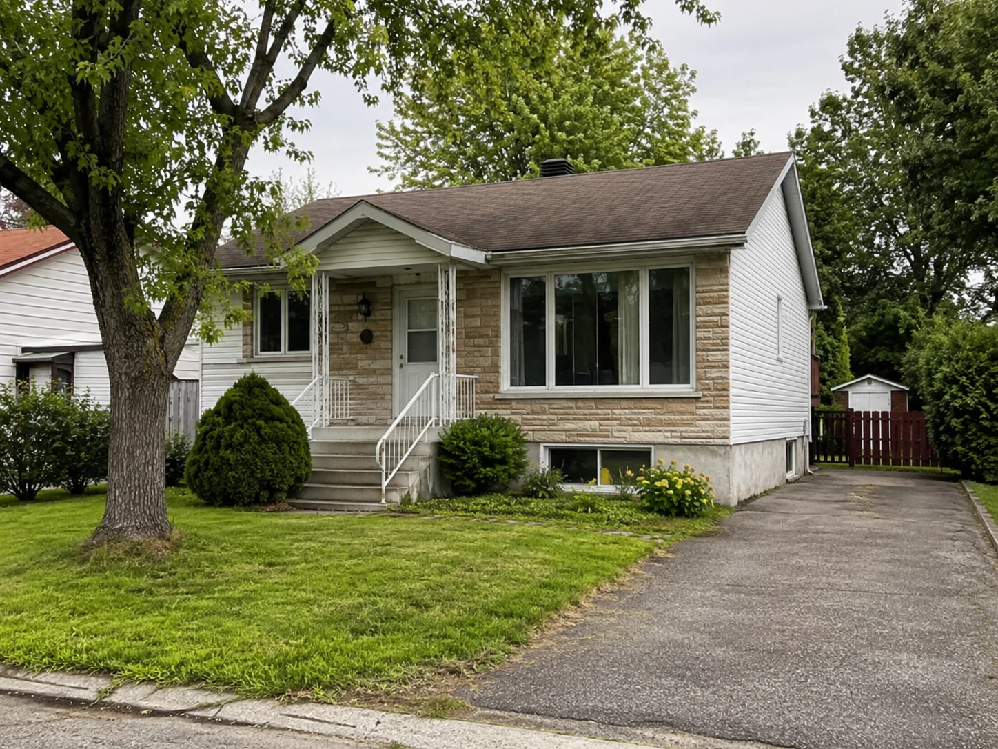 Bungalow de banlieue au Québec pouvant être vendu tel quel
